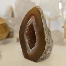 Load image into Gallery viewer, Druzy Agate Geode Cutbase