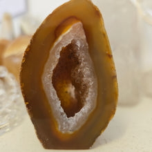 Load image into Gallery viewer, Druzy Agate Geode Cutbase