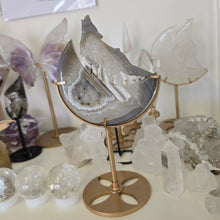 Load image into Gallery viewer, Druzy Agate Howling Wolf