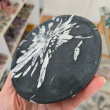 Load image into Gallery viewer, Chrysanthemum Stone Plate
