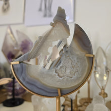 Load image into Gallery viewer, Druzy Agate Howling Wolf