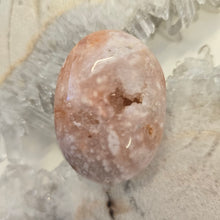 Load image into Gallery viewer, Flower Agate Palmstone