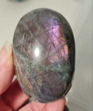 Load image into Gallery viewer, Purple Labradorite Palmstone