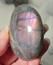 Load image into Gallery viewer, Purple Labradorite Palmstone