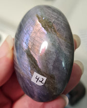 Load image into Gallery viewer, Purple Labradorite Palmstone