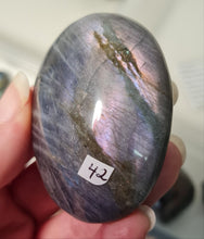 Load image into Gallery viewer, Purple Labradorite Palmstone