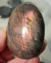 Load image into Gallery viewer, Purple Labradorite Palmstone