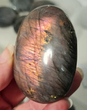 Load image into Gallery viewer, Purple Labradorite Palmstone