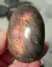Load image into Gallery viewer, Purple Labradorite Palmstone