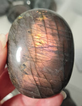 Load image into Gallery viewer, Purple Labradorite Palmstone