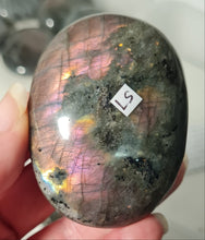 Load image into Gallery viewer, Purple Labradorite Palmstone