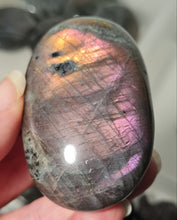 Load image into Gallery viewer, Purple Labradorite Palmstone