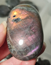 Load image into Gallery viewer, Purple Labradorite Palmstone