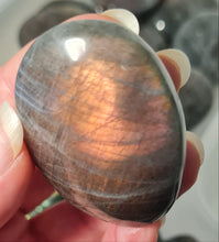 Load image into Gallery viewer, Purple Labradorite Palmstone