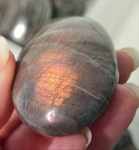 Load image into Gallery viewer, Purple Labradorite Palmstone