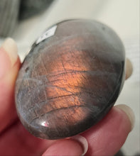 Load image into Gallery viewer, Purple Labradorite Palmstone