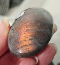 Load image into Gallery viewer, Purple Labradorite Palmstone