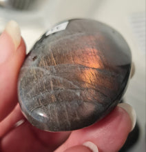 Load image into Gallery viewer, Purple Labradorite Palmstone