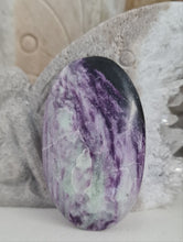 Load image into Gallery viewer, Kammererite Palmstone