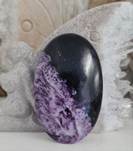 Load image into Gallery viewer, Kammererite Palmstone