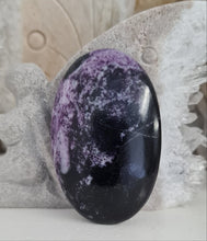 Load image into Gallery viewer, Kammererite Palmstone