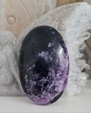 Load image into Gallery viewer, Kammererite Palmstone