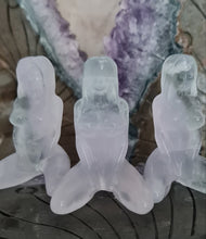 Load image into Gallery viewer, Fluorite Kneeling Lady