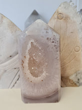 Load image into Gallery viewer, Druzy Agate Tower