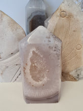 Load image into Gallery viewer, Druzy Agate Tower