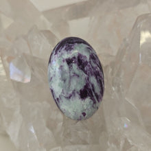 Load image into Gallery viewer, Kammererite Palmstone
