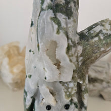 Load image into Gallery viewer, Moss Agate Owl in Tree Stump
