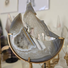 Load image into Gallery viewer, Druzy Agate Howling Wolf
