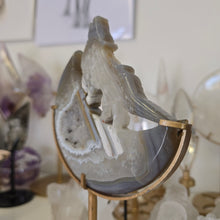 Load image into Gallery viewer, Druzy Agate Howling Wolf

