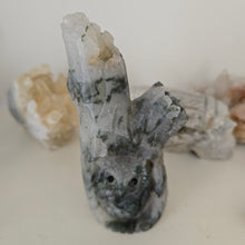 Load image into Gallery viewer, Moss Agate Owl in Tree Stump
