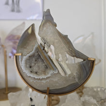 Load image into Gallery viewer, Druzy Agate Howling Wolf
