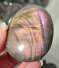 Load image into Gallery viewer, Purple Labradorite Palmstone

