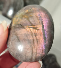 Load image into Gallery viewer, Purple Labradorite Palmstone
