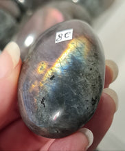 Load image into Gallery viewer, Purple Labradorite Palmstone
