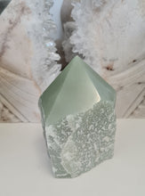 Load image into Gallery viewer, Green Quartz Rough Point
