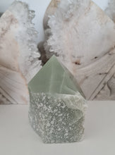 Load image into Gallery viewer, Green Quartz Rough Point
